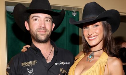 Bella Hadid lance son petit ami sur Instagram dans une robe en jean de cow-girl et des bottes hauteur genou