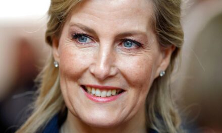 La duchesse Sophie vient de recycler la robe Alaia « moulante » qu&rsquo;elle portait pour la première fois dans la cinquantaine