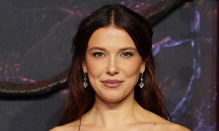 Millie Bobby Brown apporte une touche audacieuse à la tendance du « naked dressing » en catsuit transparent