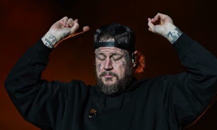 Jelly Roll fond en larmes alors qu’il est invité à rejoindre le Grand Ole Opry – regardez