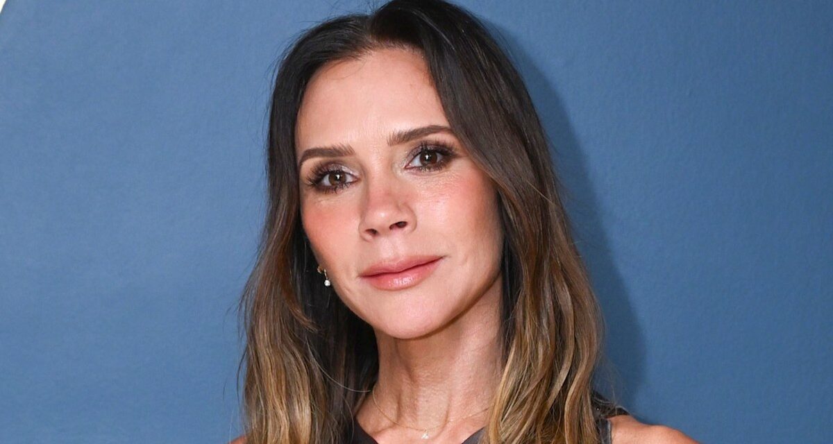 Victoria Beckham garde son sang-froid avant une « énorme » semaine avec des pantalons évasés qui allongent les jambes