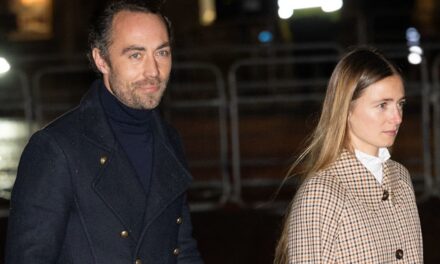 L&rsquo;épouse de James Middleton, Alizée Thévenet, impressionne dans une tenue surdimensionnée et audacieuse lors du concert de chants de Noël de sa belle-sœur