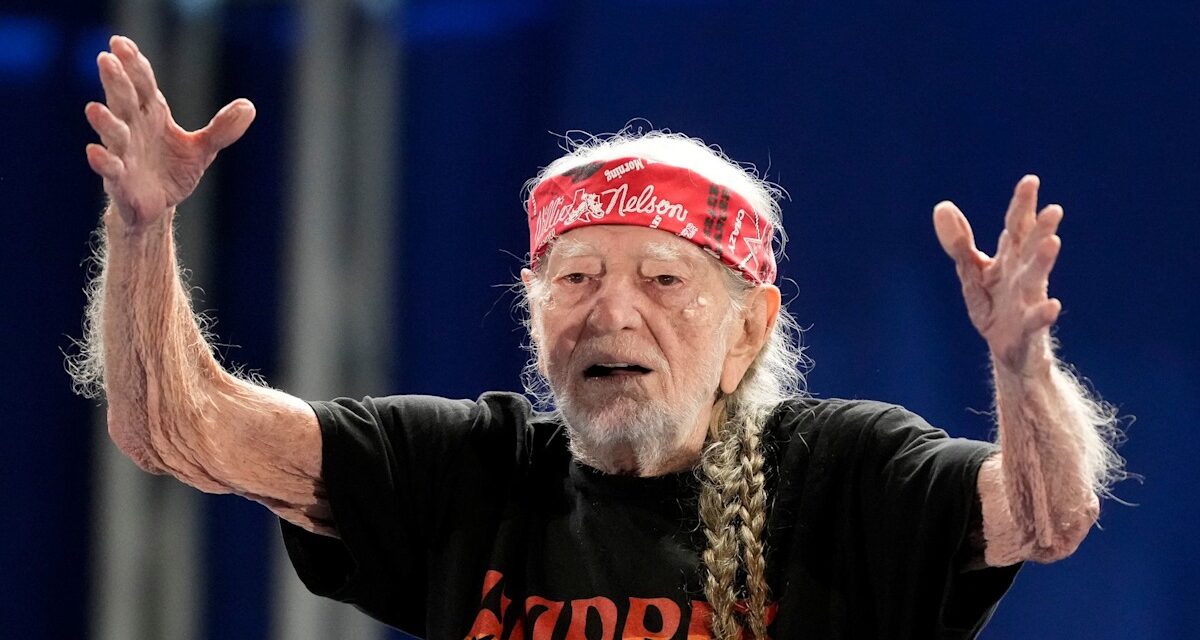Willie Nelson, 92 ans, prouve qu&rsquo;il est bien vivant en mettant fin aux rumeurs de mort de la manière la plus emblématique
