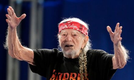Willie Nelson, 92 ans, prouve qu&rsquo;il est bien vivant en mettant fin aux rumeurs de mort de la manière la plus emblématique