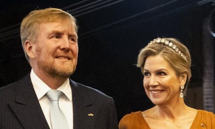 La reine Máxima « apporte le drame » avec une robe plongeante – et un diadème de noces en diamant