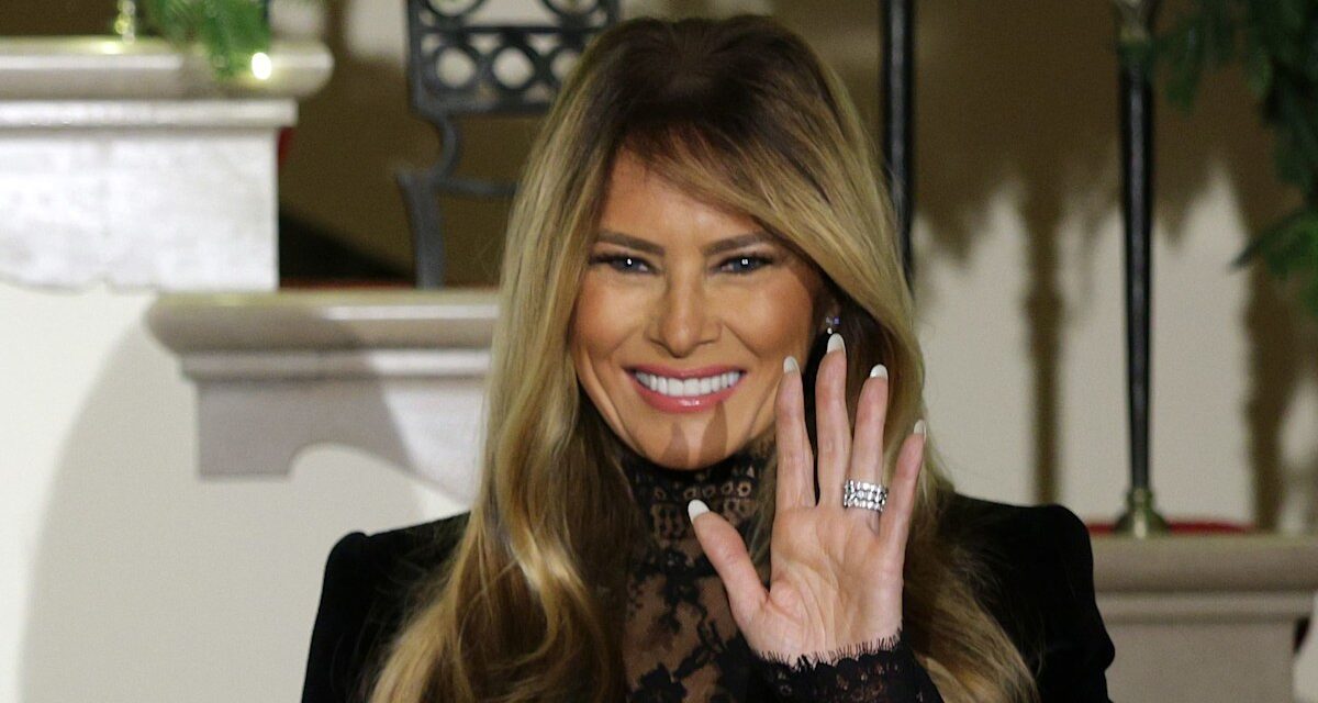 Melania Trump adopte la tendance vestimentaire nue dans un chemisier transparent et sensuel