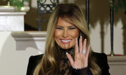 Melania Trump adopte la tendance vestimentaire nue dans un chemisier transparent et sensuel