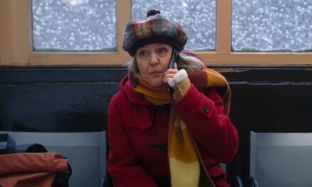 L&rsquo;étonnante série en 4 parties de Netflix, Man vs Baby, avec les stars de Shetland et Downton Abbey, est en tête du classement TV