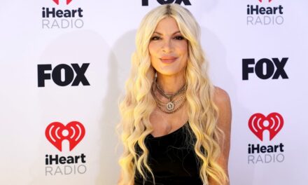 Tori Spelling présente un nouveau look spectaculaire lors de sa dernière sortie sur le tapis rouge
