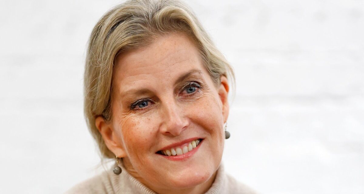 Le look Victoria Beckham de la duchesse Sophie est une « masterclass » pour s&rsquo;habiller intelligemment à 60 ans