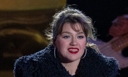 La nouvelle photo de famille de Kelly Clarkson fait dire à ses fans la même chose