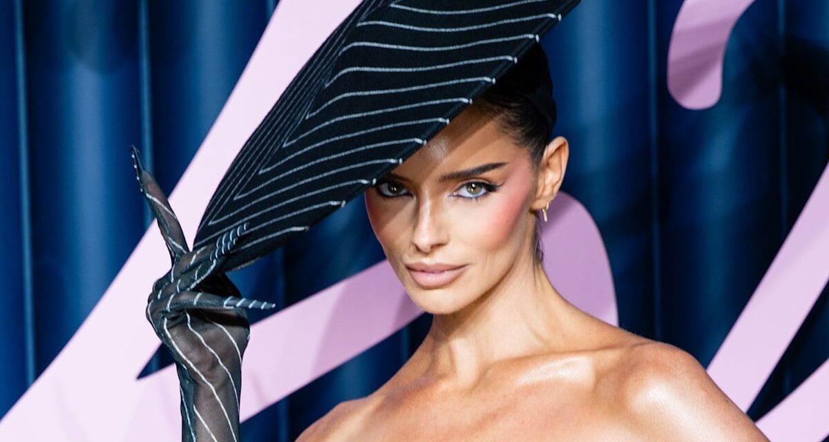 Maura Higgins perfectionne la tendance des sous-vêtements en tant que vêtements d&rsquo;extérieur dans une lingerie blanche impeccable sur le tapis rouge