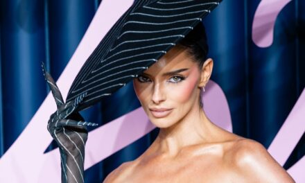 Maura Higgins perfectionne la tendance des sous-vêtements en tant que vêtements d&rsquo;extérieur dans une lingerie blanche impeccable sur le tapis rouge