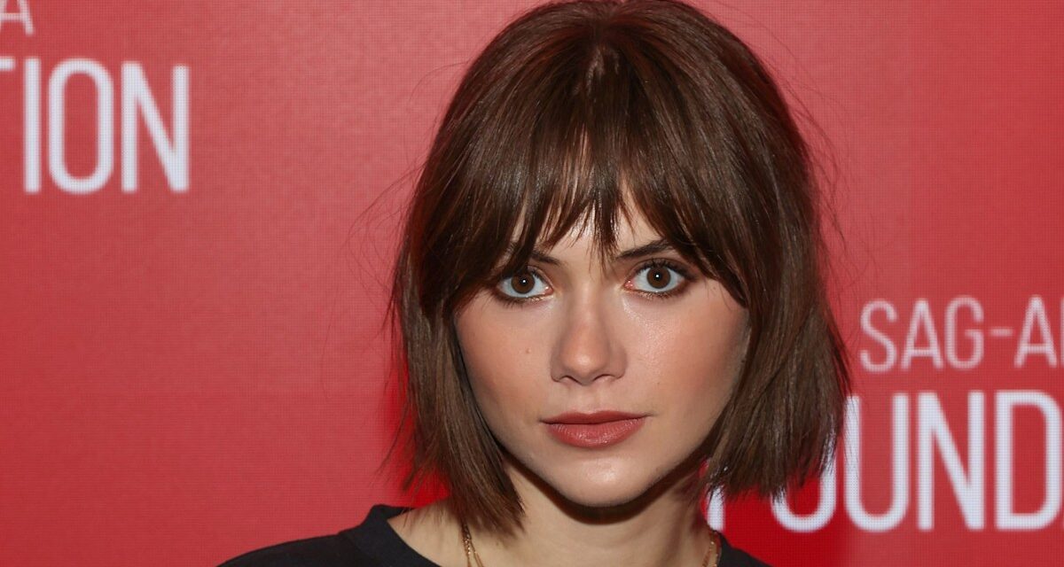 Emilia Jones, la fille de l&rsquo;actrice d&rsquo;Aled Jones, est éblouissante en minijupe et talons blancs lors de la promotion de The Running Man