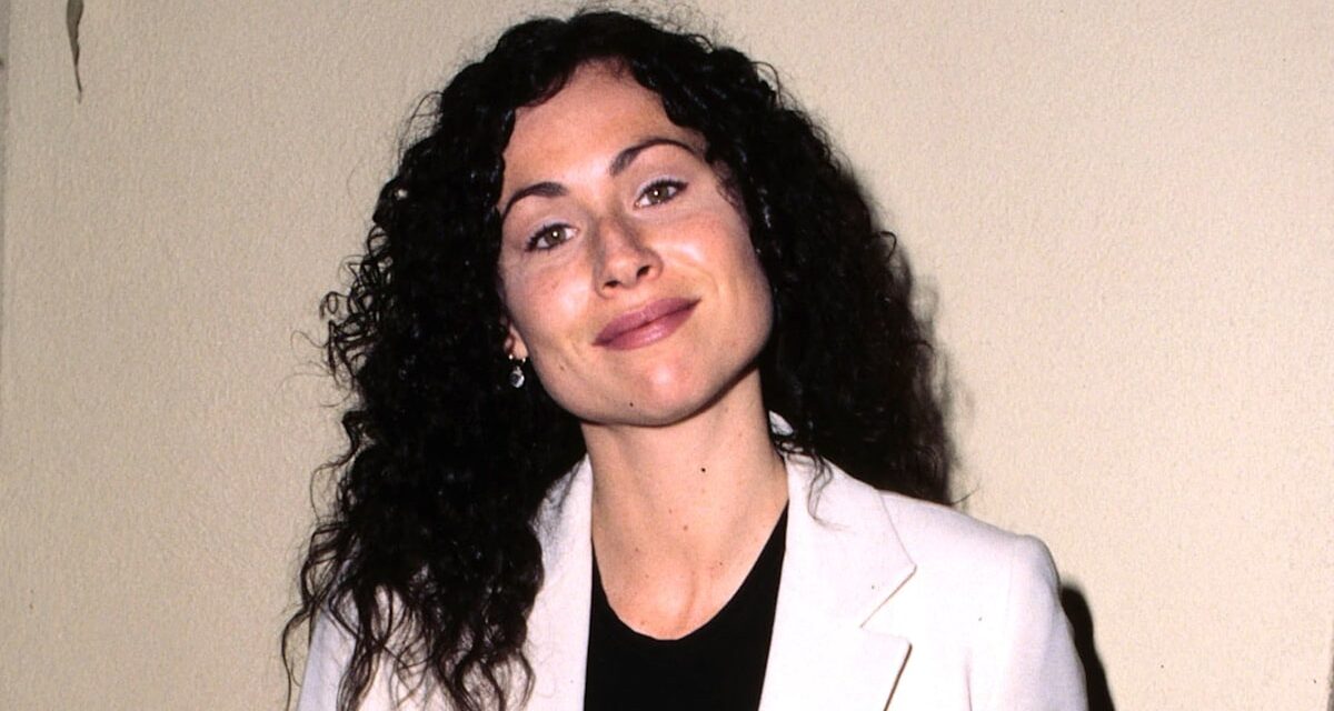 La star de James Bond, 55 ans, fait une apparition rare et époustouflante avec son célèbre fiancé