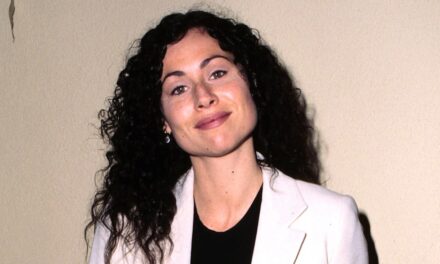 La star de James Bond, 55 ans, fait une apparition rare et époustouflante avec son célèbre fiancé