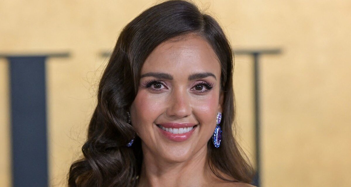 Jessica Alba, 44 ans, arbore trois superbes looks de bikini en vacances à la plage avec ses enfants