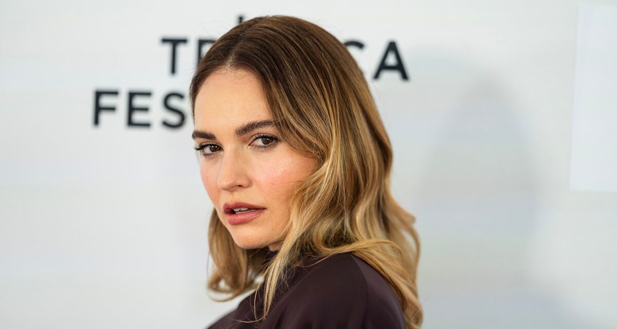 Lily James étourdit dans une robe déshabillée noire sexy