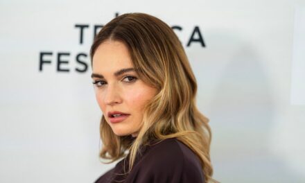 Lily James impressionne en bikini pendant ses vacances à la plage en Australie