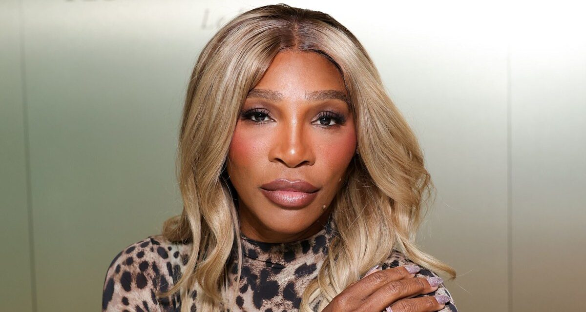 Serena Williams affiche des abdominaux sculptés dans un haut court et des talons vertigineux