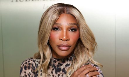 Serena Williams affiche des abdominaux sculptés dans un haut court et des talons vertigineux