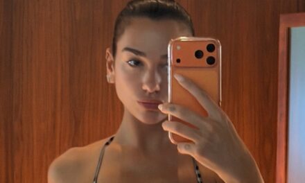 Dua Lipa, en bikini, affiche un physique tonique aux côtés de son fiancé déchiré Callum Turner sur des photos de plage