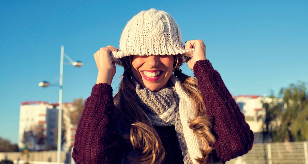 Vous luttez contre les cheveux statiques en hiver ? Des coiffeurs professionnels révèlent ce qui fonctionne réellement