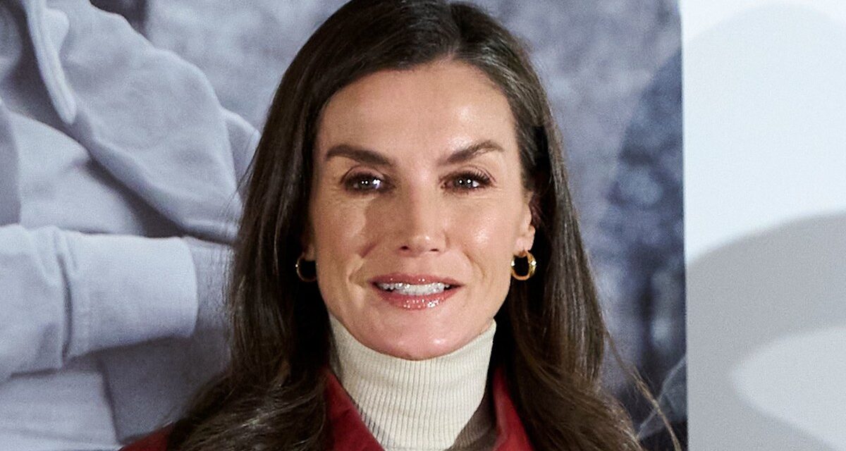 L&rsquo;élégante veste en cuir écarlate de la reine Letizia d&rsquo;Espagne que vous pouvez trouver dans la rue principale