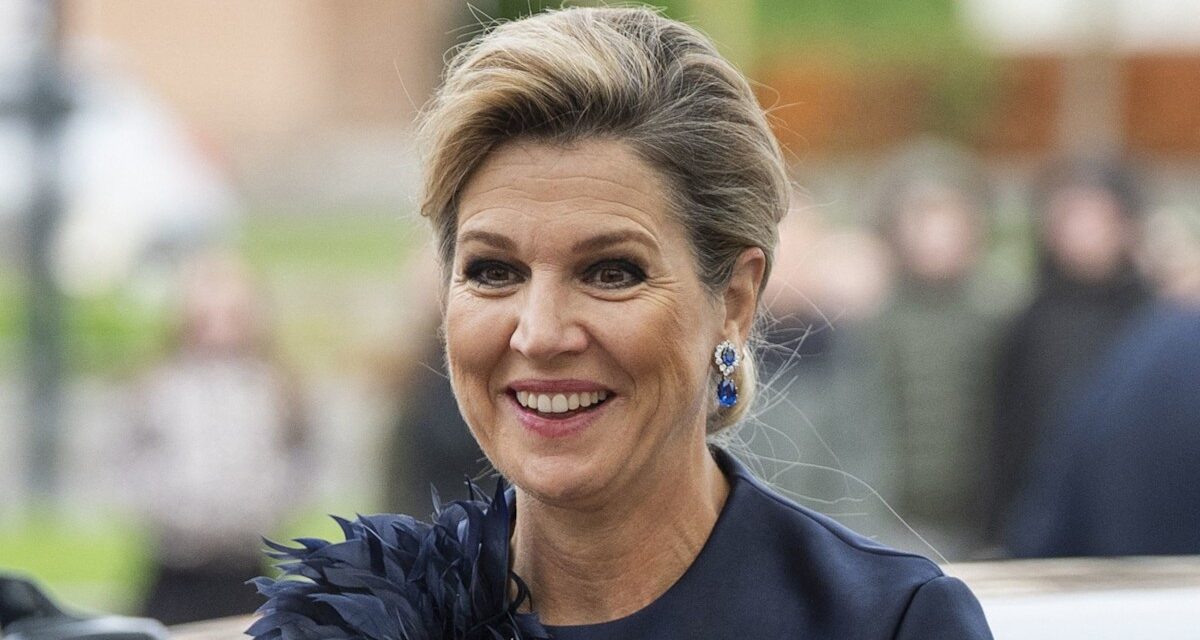 Comment porter le satin à 50 ans : le haut de la reine Maxima a un détail à plumes qui a volé la vedette