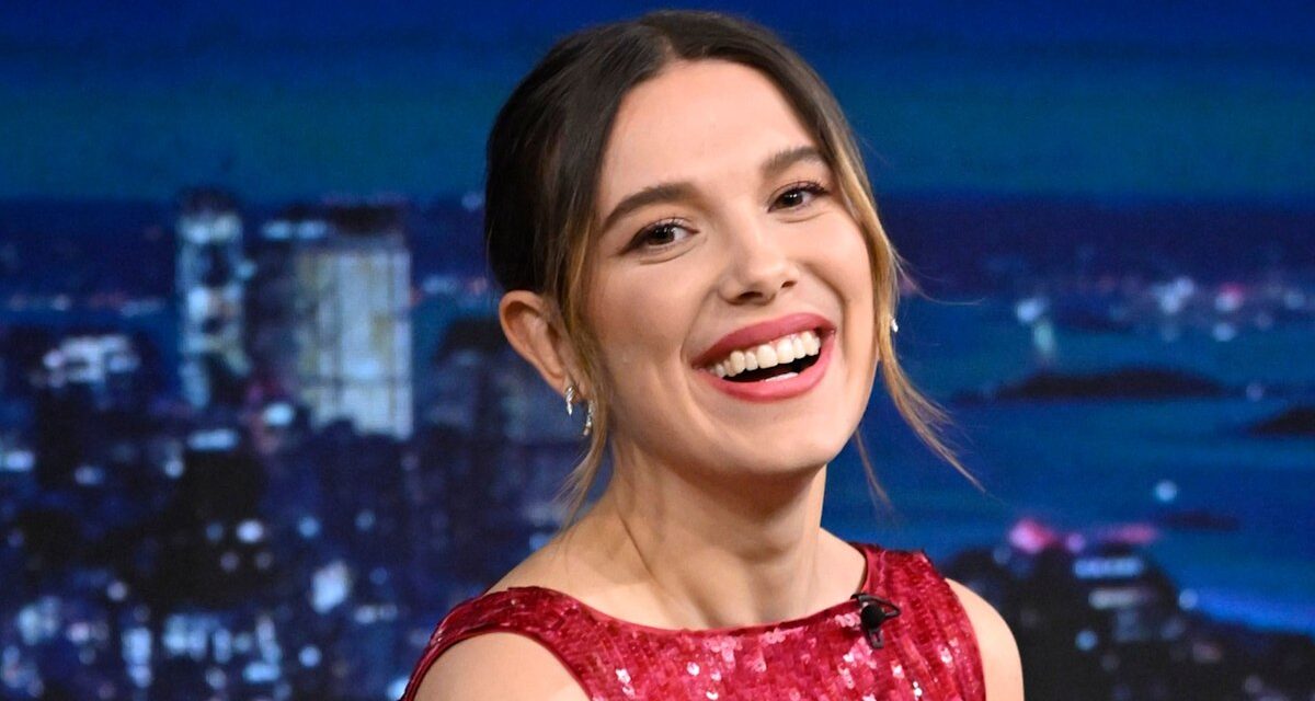 Millie Bobby Brown donne une touche festive à la tendance « sous-vêtements comme vêtements d&rsquo;extérieur » avec des collants transparents, des boxers et des cache-oreilles moelleux