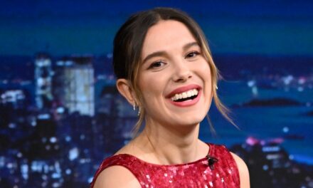 Millie Bobby Brown donne une touche festive à la tendance « sous-vêtements comme vêtements d&rsquo;extérieur » avec des collants transparents, des boxers et des cache-oreilles moelleux