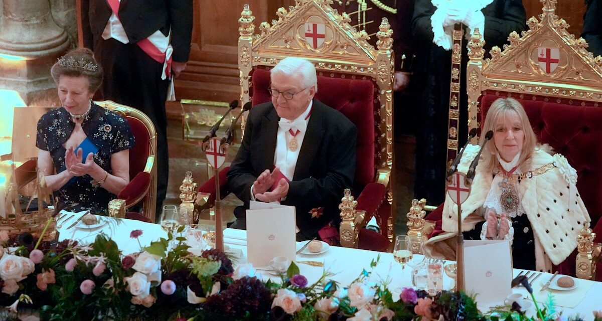 La princesse Anne éblouit avec son diadème préféré pour le 2e banquet lors de la visite d&rsquo;État allemande – meilleures photos