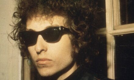 La véritable histoire derrière le nom de naissance de Bob Dylan et pourquoi le chanteur emblématique l&rsquo;a changé