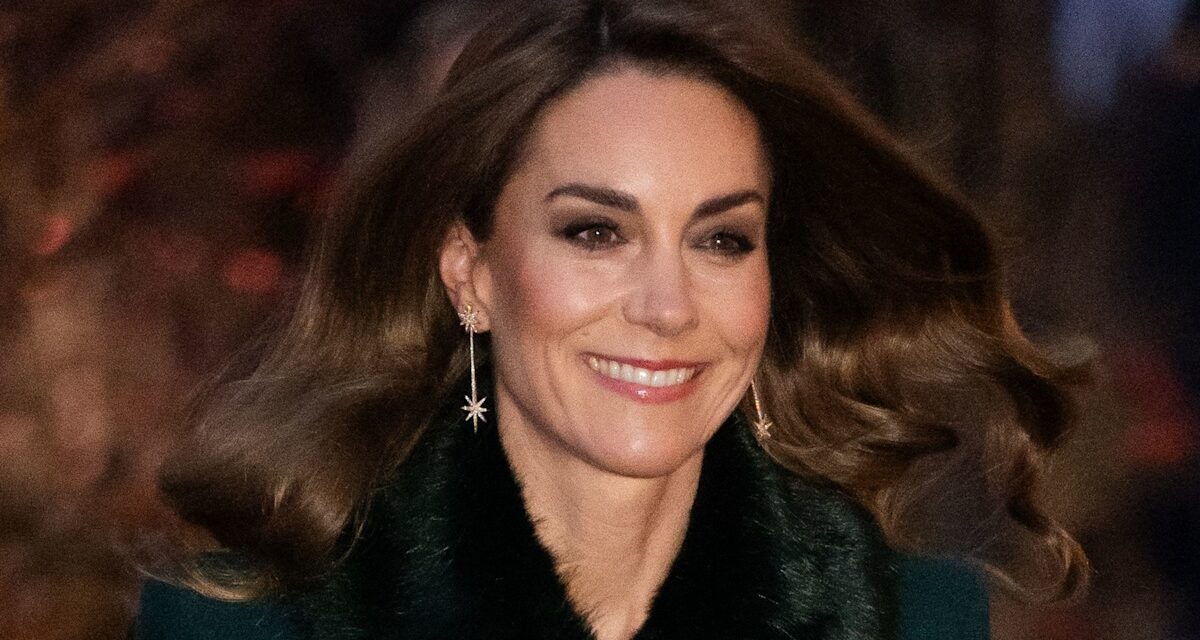 Kate Middleton est la reine de Noël en étole de fourrure et diamants au concert de Noël de 2025