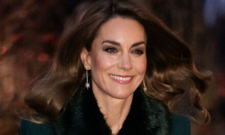 Kate Middleton est la reine de Noël en étole de fourrure et diamants au concert de Noël de 2025