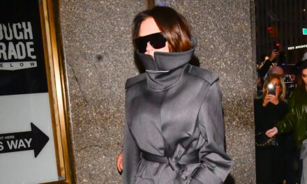 Victoria Beckham passe « incognito » avec un manteau et des talons tendance