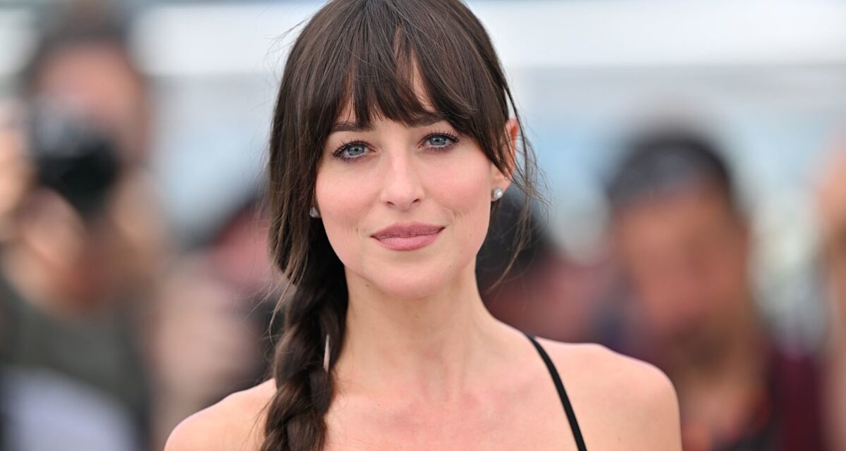 Dakota Johnson vole la vedette dans une robe blanche transparente et plongeante