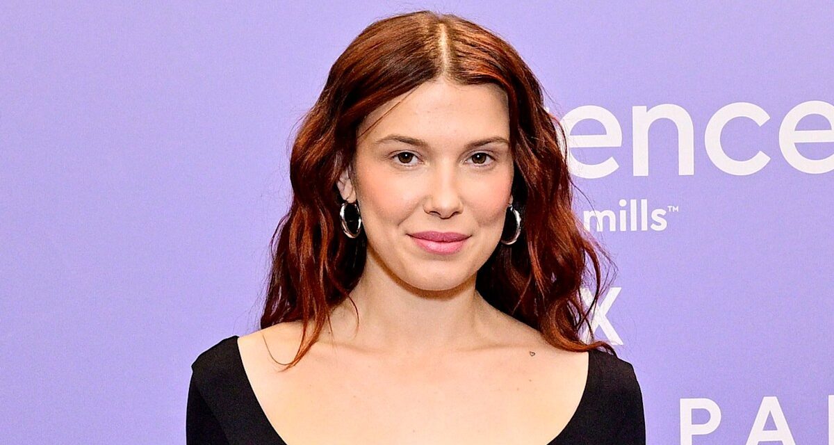 Le combo body à encolure dégagée et jean de Millie Bobby Brown est la quintessence d&rsquo;une tenue décontractée