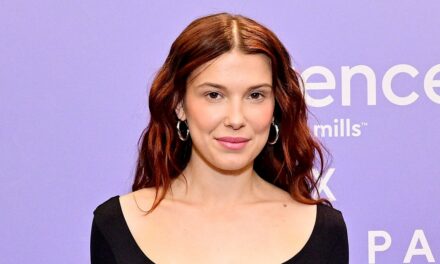 Le combo body à encolure dégagée et jean de Millie Bobby Brown est la quintessence d&rsquo;une tenue décontractée