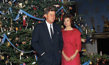 12 arbres du passé de Noël à la Maison Blanche : de la suite Casse-Noisette de Jackie Kennedy aux arbres rouges de Melania Trump