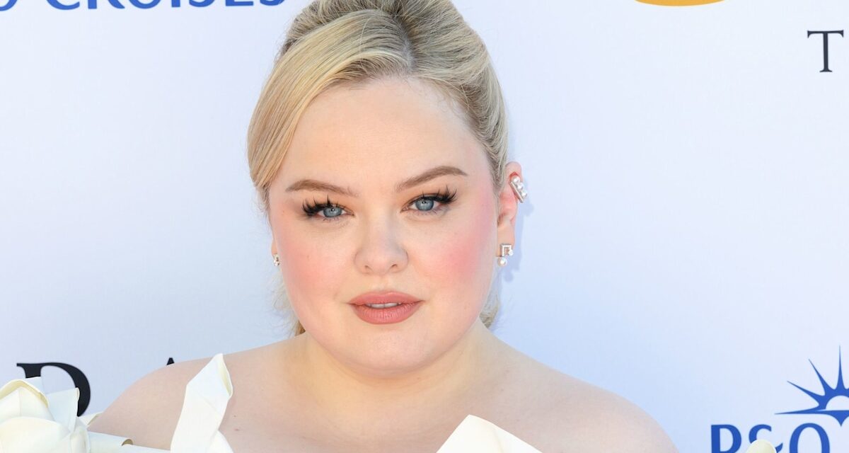 La mini-robe en tricot de Nicola Coughlan est parfaite pour une saison de fête douillette