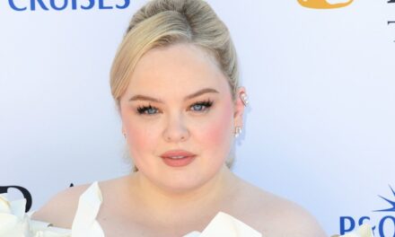 La mini-robe en tricot de Nicola Coughlan est parfaite pour une saison de fête douillette