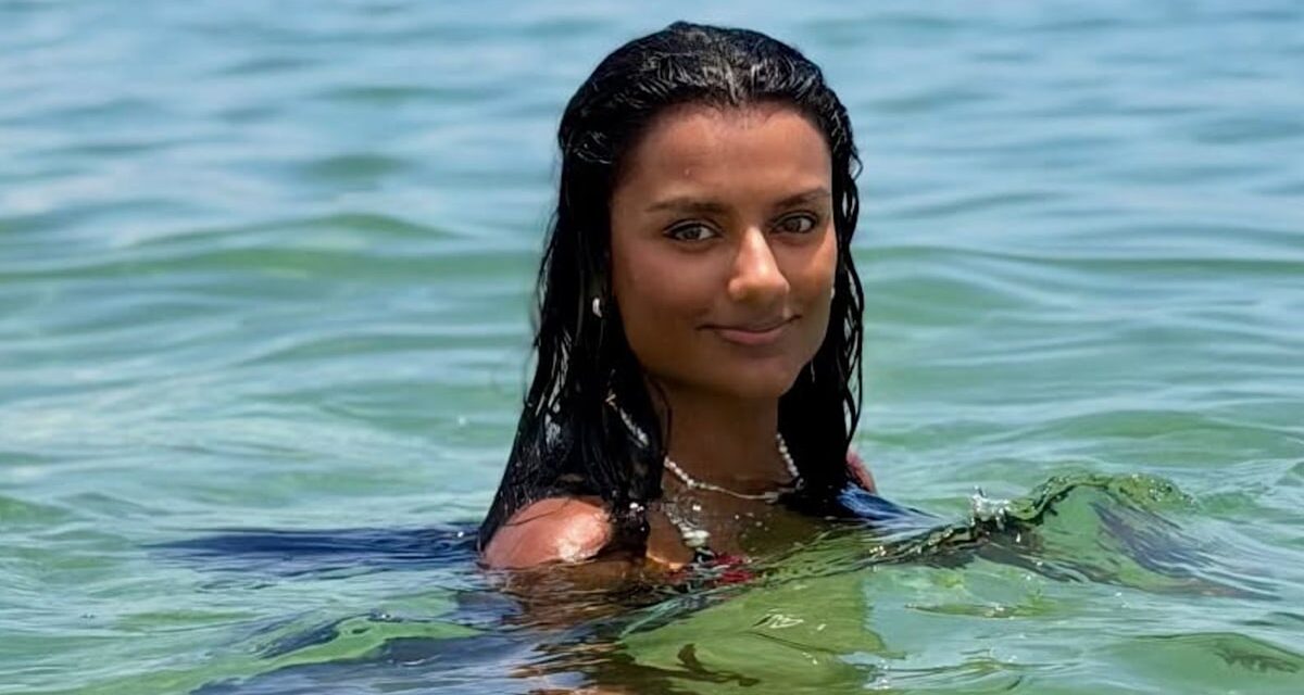 Simone Ashley a emballé de minuscules bikinis au crochet, des robes d&rsquo;été à pois et des chapeaux bob en jean pour ses vacances ensoleillées en Australie