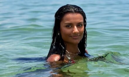 Simone Ashley a emballé de minuscules bikinis au crochet, des robes d&rsquo;été à pois et des chapeaux bob en jean pour ses vacances ensoleillées en Australie