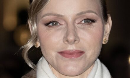 La princesse Charlene respire « l&rsquo;opulence hivernale » dans un manteau de 2,7 000 £