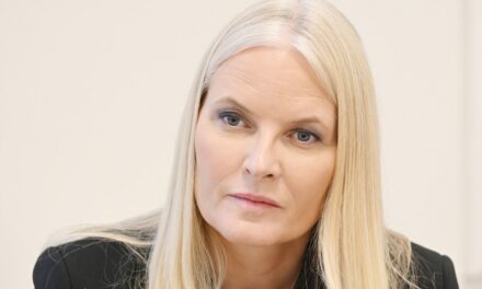 EN DIRECT : sortie du roi Charles, mises à jour sur la santé royale et supporters célèbres