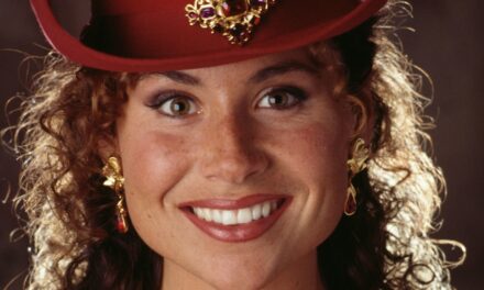 La star de James Bond, 55 ans, choque les fans avec son apparence incroyablement jeune