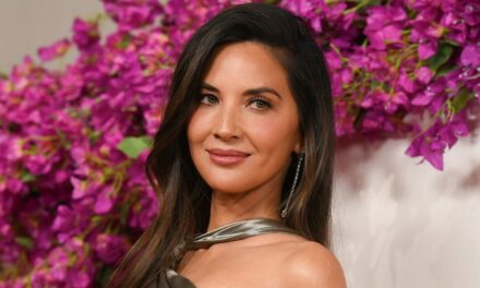 Olivia Munn est éblouissante en bikini pour de rares photos des enfants et de son mari John Mulaney pour le 4e anniversaire de son fils