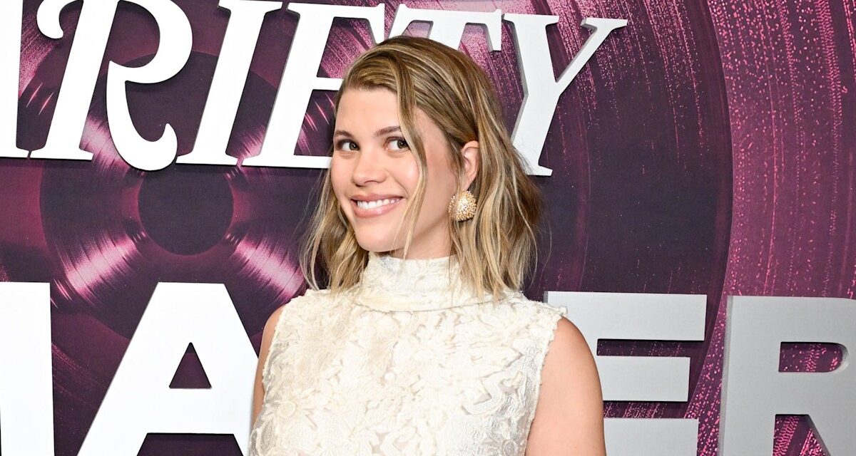 Sofia Richie est éblouissante dans une robe en dentelle alors qu&rsquo;elle présente son baby bump avec son mari Elliot Grainge