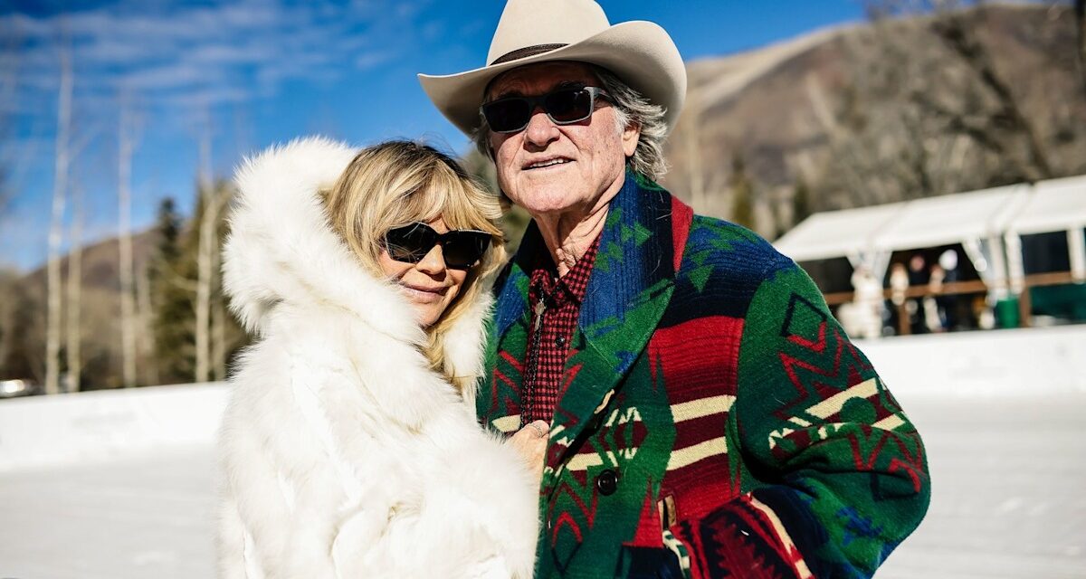 La célèbre famille de Goldie Hawn est tout sourire sur une nouvelle photo franche prise sur les pistes d&rsquo;Aspen